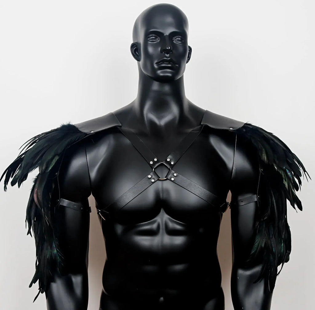 Feathered Warrior Harness – Rauw, ritueel en onweerstaanbaar